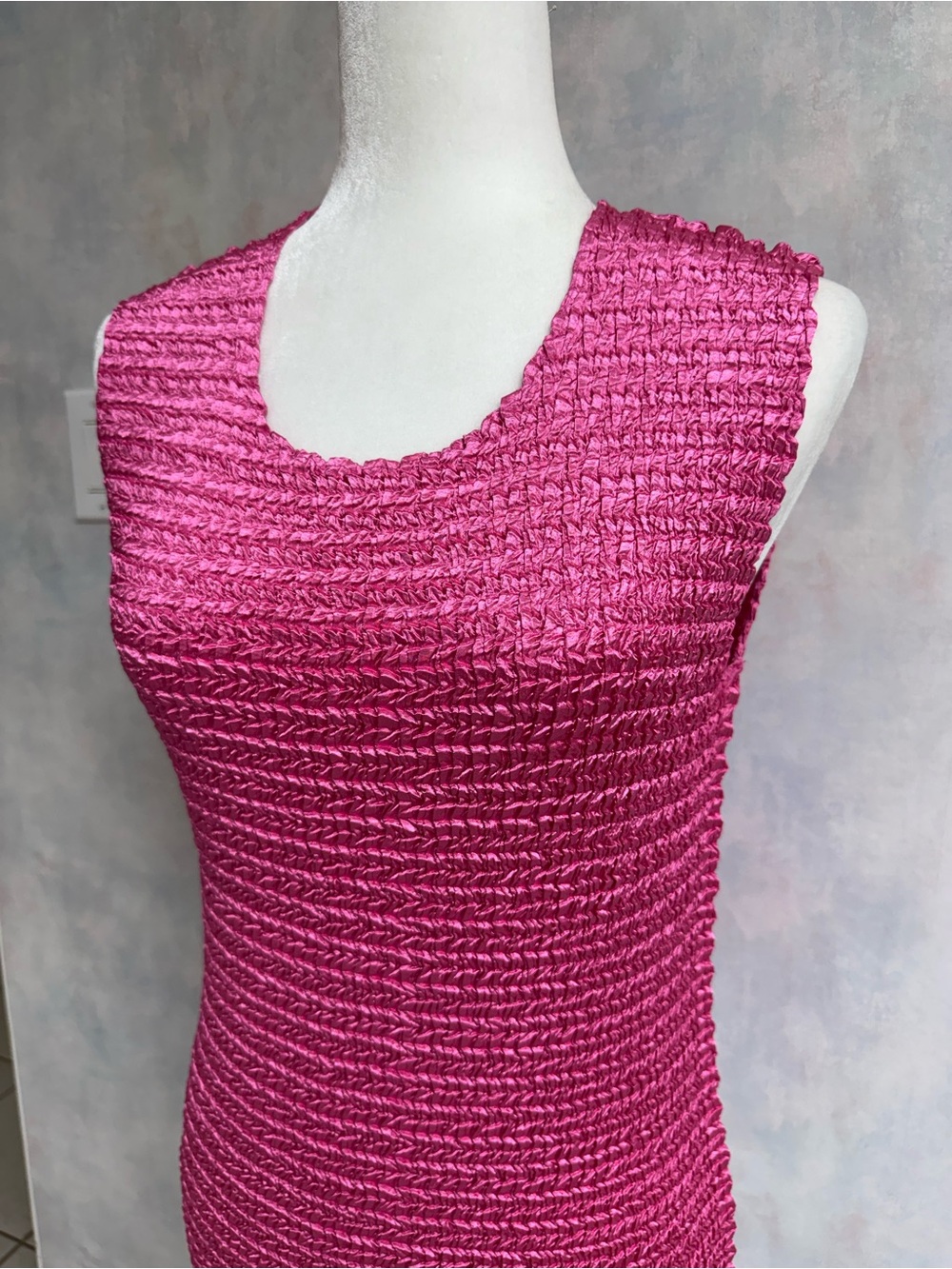 Dress Barn / Nicola NWOT-Hot Pink Crinkle-Gorgeous Sheen-Sleeveless Stretchy Top
